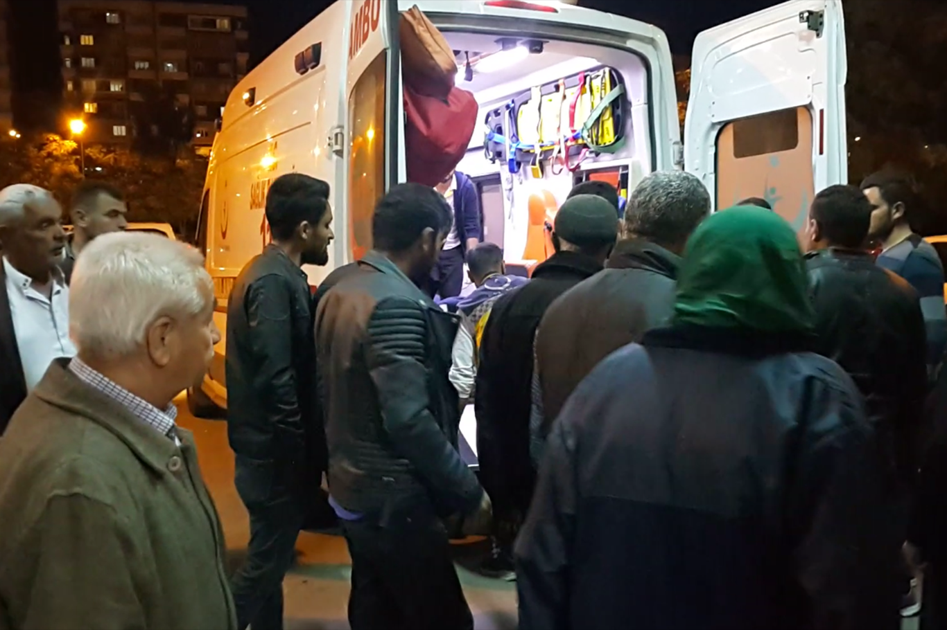 Karşıya geçmeye çalışan çocuğa otomobil çarptı